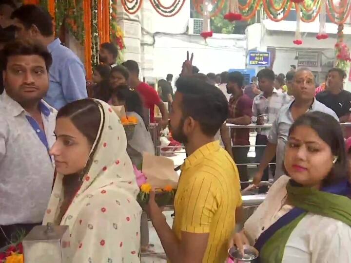 आज दिल्ली के विभिन्न मंदिरों में सावन के पहले सोमवार के दिन मंदिरों में श्रद्धालु पहुंचे और भगवान शिव का दर्शन किया.