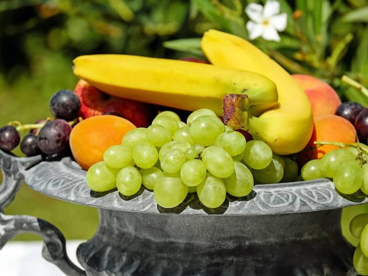 People who eat fruit regularly have fewer symptoms of depression, a new study says Depression: తరచూ పండ్లు తినే వారిలో డిప్రెషన్ వచ్చే అవకాశం తక్కువ, చెబుతున్న కొత్త అధ్యయనం