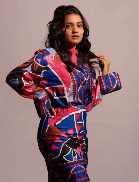 अभिनेत्री हृताचा दुर्गुळे सोशल मीडियावर वेगवेगळ्या लूकमधील फोटो शेअर करत असते.  (Hruta Durgule/Instagram)