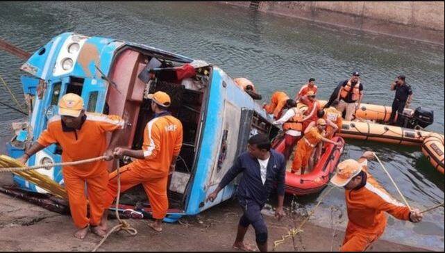 Big accident, bus carrying 55 passengers fell in Narmada river, 13 killed, 15 people rescued Bus Accident : ਵੱਡਾ ਹਾਦਸਾ, 55 ਯਾਤਰੀਆਂ ਨਾਲ ਭਰੀ ਬੱਸ ਨਰਮਦਾ ਨਦੀ 'ਚ ਡਿੱਗੀ, 13 ਦੀ ਮੌਤ, ਕਈ ਜ਼ਖ਼ਮੀ