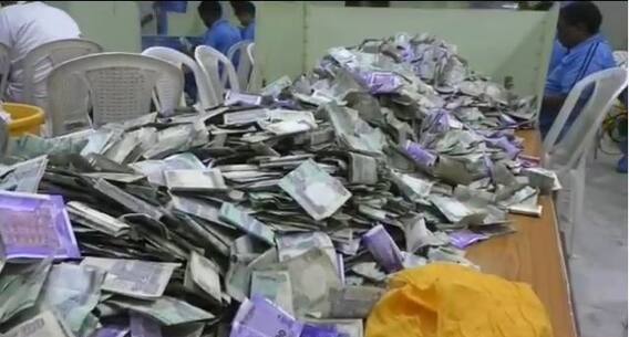 गुरुपौर्णिमा उत्सवानिमित्त साईचरणी भरभरुन दान