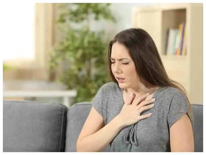 Breathing Problem In Monsoon home remedies to boost respiratory marathi news Health Tips : बदलत्या ऋतूमध्ये तुम्हालाही श्वसनाचा त्रास होतोय? मग, 'या' घरगुती उपायांचा वापर करा