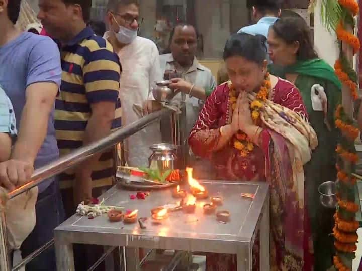 सावन माह के पहले सोमवार को दिल्ली के मंदिरों में भी भक्तों का तांता लगा रहा. दिल्ली के चांदनी चौक स्थित शिव मंदिर में श्रद्धालुओं की भीड़ देखने को मिली.