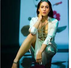 Sara Ali Khan Photos : ਸਿਮਰੀ ਵਾਈਟ ਆਊਟਫਿਟ 'ਚ ਸਾਰਾ ਅਲੀ ਖਾਨ ਨੇ ਦਿੱਤਾ ਸਟਨਿੰਗ ਪੋਜ਼ , ਗਲੈਮਰਸ ਲੁੱਕ ਉਡਾ ਦੇਵੇਗੀ ਹੋਸ਼