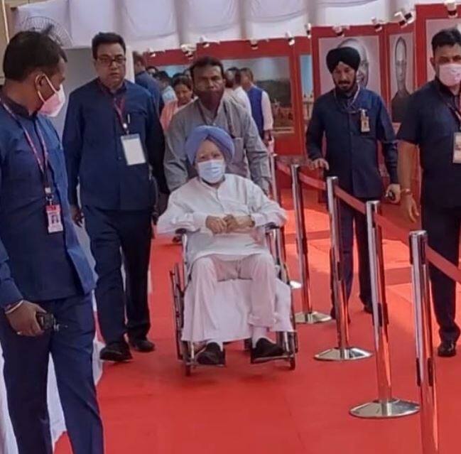 રાષ્ટ્રપતિ ચૂંટણીમાં મતદાન કરવા પૂર્વ પીએમ મનમોહન સિંહ વ્હીલચેર બેસીને આવ્યા હતા.