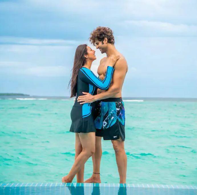 ਦਿਵਯੰਕਾ ਤ੍ਰਿਪਾਠੀ (Divyanka Tripathi) ਇਨ੍ਹੀਂ ਦਿਨੀਂ ਆਪਣੇ ਪਤੀ ਵਿਵੇਕ ਦਹੀਆ (Vivek Dahiya) ਨਾਲ ਮਾਲਦੀਵ 'ਚ ਛੁੱਟੀਆਂ ਮਨਾ ਰਹੀ ਹੈ।