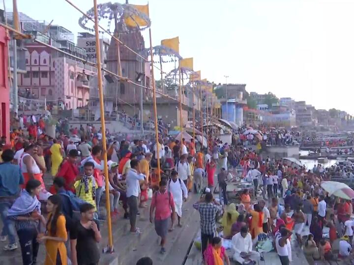 उत्तर प्रदेश के वाराणसी में सावन महीने के पहले सोमवार को वाराणसी के काशी विश्वनाथ मंदिर में श्रद्धालुओं ने पूजा-अर्चना की. बाबा के दर्शन करने के लिए भक्तों की भारी भिड़ देखने को मिली है.