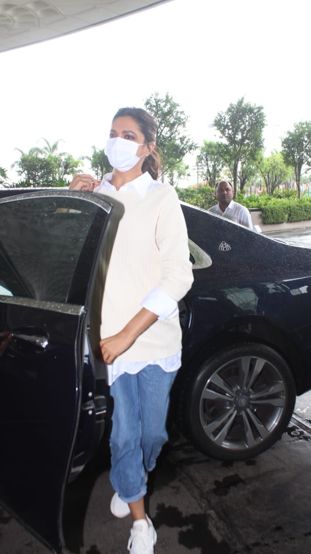 Deepika Padukone Aces The Airport Look Yet Again