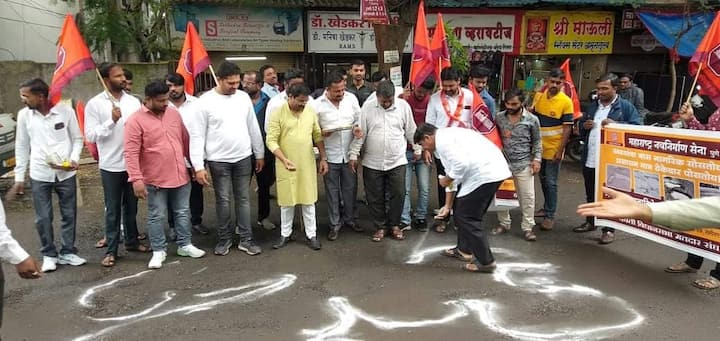 खड्ड्यांभोवती रांगोळी काढत त्याची पुजा करत आंदोलन छेडलं आहे.