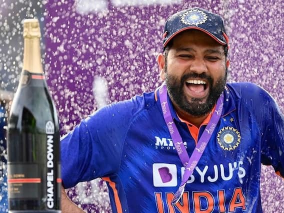 IND vs ENG ODI: शैम्पेन की बरसात के बीच अर्शदीप ने उठाई ट्रॉफी, टीम इंडिया ने ऐसे मनाया जीत का जश्न