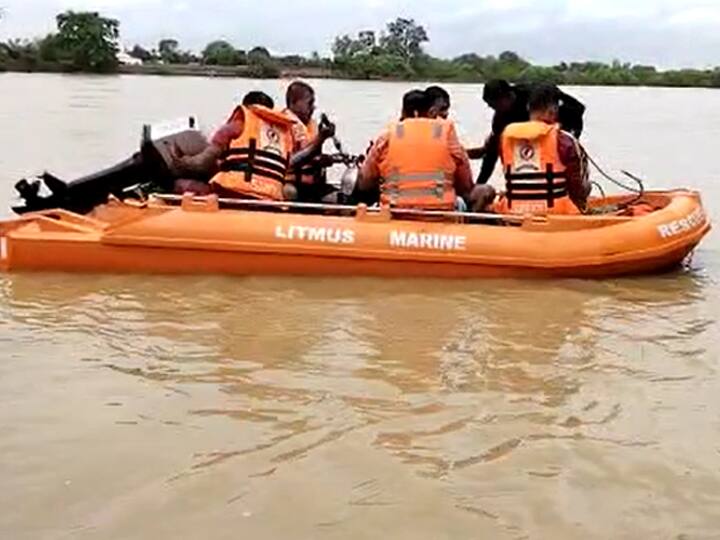 Five people in the car drowned in Shivnath river Durg Chhattisgarh sdrf team is searching ANN Durg News: पुल पार करते समय कार में सवार पांच लोग शिवनाथ नदी में डूबे, जांच में जुटी बचाव टीम