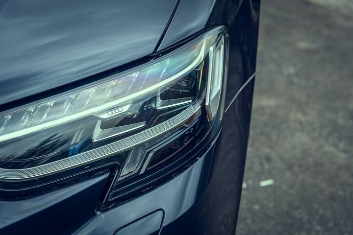 A8 L च्या साईड प्रोफाईलबद्दल सांगायचे तर, यात नवीन डिझाइनमध्ये मल्टी-स्पोक अलॉय व्हील्स आहेत. Audi A8L मध्ये बरेच कलर ऑप्शनसुद्धा देण्यात आले आहेत. यामध्ये टेरा ग्रे, डिस्ट्रिक्ट ग्रीन, फर्मामेंट ब्लू, फ्लोरेट सिल्व्हर, ग्लेशियर व्हाइट, मॅनहॅटन ग्रे, व्हेसुवियस ग्रे आणि मिथॉस ब्लॅक या कलरचा ऑप्शन आहे.