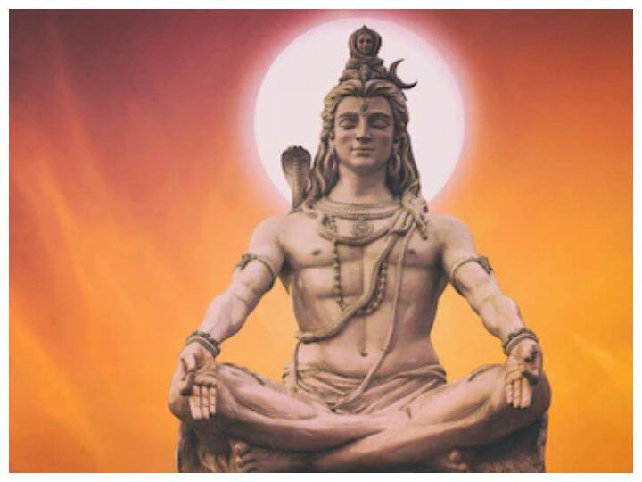 यमुना बाजार का नीली छत्रि मंदिर: यह मंदिर भी दिल्ली के सबसे पूराने मंदिरों में से एक माना जाता है. ऐसा कहा जाता है कि इस मंदिर को महाभारत युग में स्थापित किया गया था.