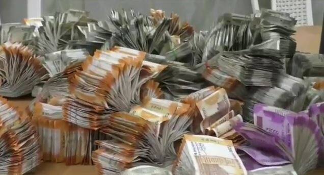 शिर्डीतील साई मंदिरात पार पडलेल्या गुरुपौर्णिम उत्सावात साईचरणी कोट्यवधीचं दान प्राप्त झालं.