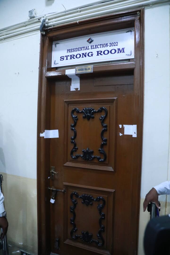 मतदानानंतर मतपेट्यांचा प्रवास दिल्लीच्या दिशेने कसा सुरू आहे याची क्षणचित्रे समोर आली आहे.