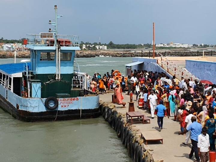 Many tourists came to watch the sunrise at Kanyakumari beach yesterday சூரிய உதயம் காண குமரியில் அதிகாலை குவிந்த சுற்றுலா பயணிகள்