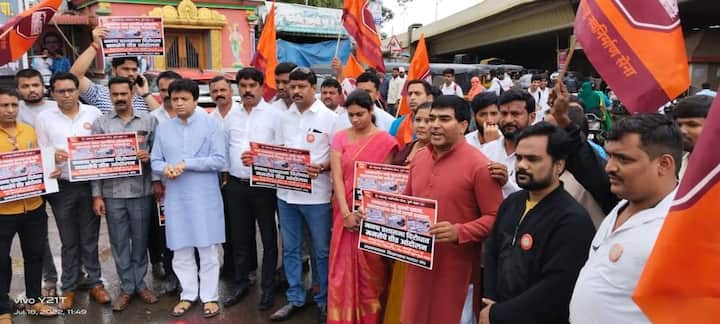 पुण्यातील अनेक परिसरात खड्ड्यांचं साम्राज्य आहे. त्यामुळे नागरिकांना वाहतुक कोंडीच्या समस्येला सामोरं जावं लागत आहे.