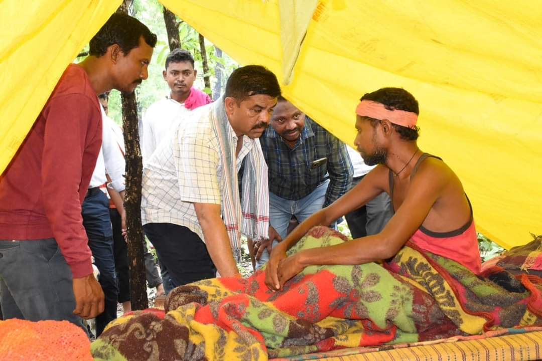 Bijapur News: बाढ़ के पानी में डूबा पूरा गांव, पहाड़ी पर रहने को मजबूर 50 परिवार, अब प्रशासन ने उठाया कदम