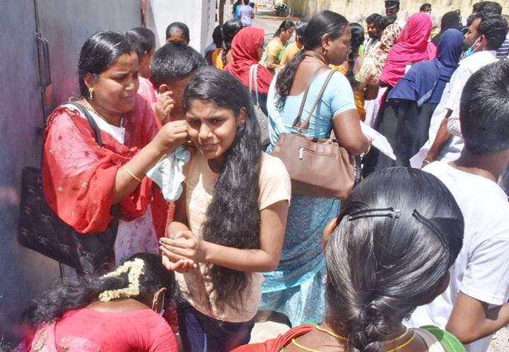 திருச்சி மாவட்டத்தில் நீட் தேர்வை 7 ஆயிரம்  எழுதினர் - 596 பேர்கள்  தேர்வு எழுத வரவில்லை