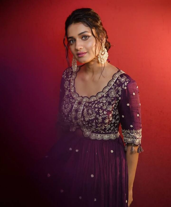 Hruta Durgule Photos : અભિનેત્રી હૃતા  દુર્ગુલે સોશિયલ મીડિયા પર અલગ-અલગ લુકમાં ફોટો શેર કરતી રહે છે