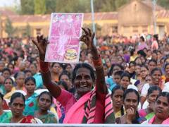 KTR: సత్తెమ్మను పరిచయం చేసిన కేటీఆర్, మంత్రిని ఆలింగనం చేసుకునేంత చనువు - అసలు ఎవరీమె?