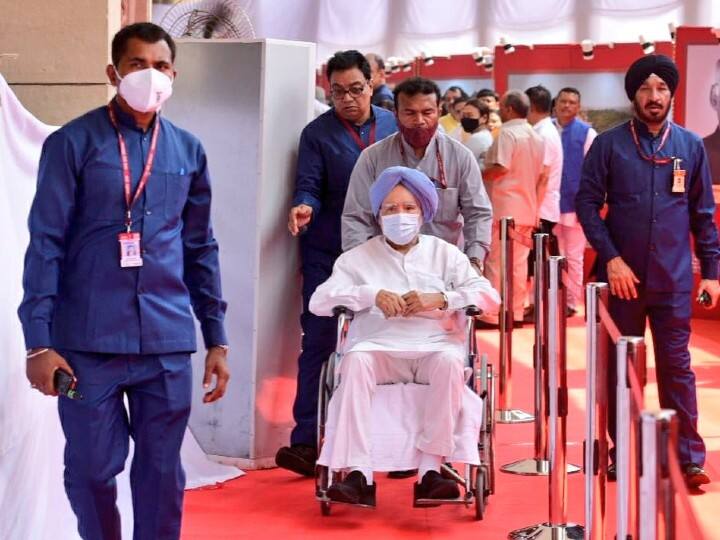 Presidential Election 2022: Former PM Manmohan Singh, Mulayam Singh Yadav Arrive On Wheelchair To Cast Vote Presidential Election 2022: Former PM Manmohan Singh, Mulayam Singh Yadav Arrive On Wheelchair To Cast Vote
