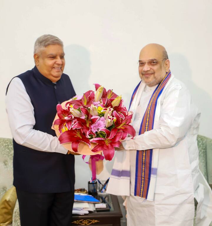 রবিবার কেন্দ্রীয় স্বরাষ্ট্রমন্ত্রী অমিত শাহর সঙ্গে দেখা করেন বাংলার রাজ্যপাল। ছবি: পিটিআই/গেটি