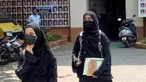 Neet Exam 2022 Chaos during NEET exam at Shantabai Gote Vidyalaya washim teacher forced muslim girls to remove burqa and Hijab during exams Neet Exam : नीट परीक्षेदरम्यान गोंधळ; परीक्षेदरम्यान हिजाब, बुरखा काढण्यासाठी जबरदस्ती, पालकांचा आरोप
