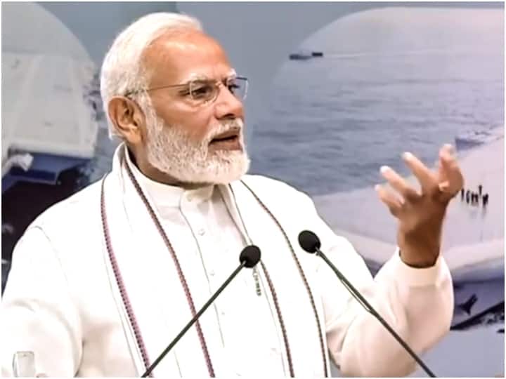 PM Modi In Navy Program: पीएम मोदी बोले- राष्ट्ररक्षा अब सिर्फ सीमाओं तक सीमित नहीं है, बल्कि...
