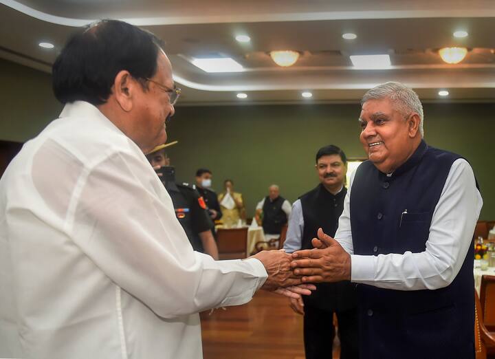 রবিবার সন্ধ্যায় বেঙ্কাইয়া নাইডুর সঙ্গে সস্ত্রীক সাক্ষাৎ করেন ধনকড়। এ যেন বর্তমান- প্রাক্তনের সাক্ষাৎ। ছবি: পিটিআই/গেটি