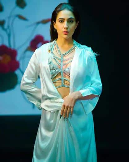 ਸਿਮਰੀ ਵਾਈਟ ਆਊਟਫਿਟ 'ਚ Sara Ali Khan ਨੇ ਦਿੱਤਾ ਸਟਨਿੰਗ ਪੋਜ਼