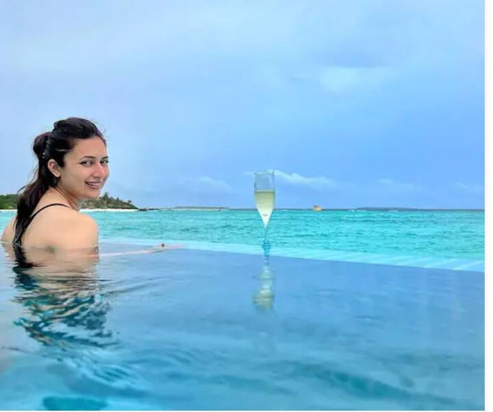 ਦਿਵਯੰਕਾ ਨੇ ਮਾਲਦੀਵ ਤੋਂ ਆਪਣੀ ਲੇਟੈਸਟ ਫੋਟੋ ਸ਼ੇਅਰ ਕੀਤੀ ਹੈ, ਜਿਸ 'ਚ ਅਦਾਕਾਰਾ ਪੂਲ 'ਚ ਮਸਤੀ ਕਰਦੀ ਨਜ਼ਰ ਆ ਰਹੀ ਹੈ।