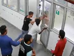 ஹாஸ்பிடலில் சிறுவனை அடித்துக் கொன்ற கும்பல்.. வேடிக்கை பார்த்த போலீஸ்... பதற வைக்கும் வீடியோ