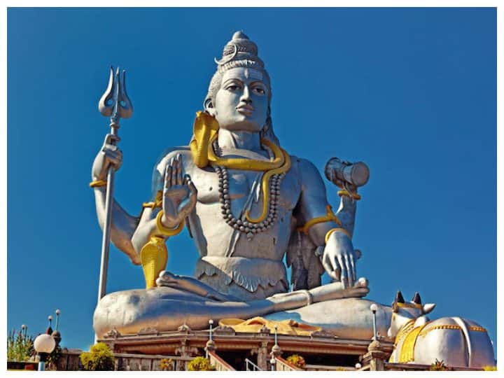 सावन महीने की शुरुआत 14 जुलाई से हो चुकी है. आज सावन का पहला सोमवार है. आज पूरे भारत में भक्त इस पावन दिन को बड़े ही धूमधाम से बनाने वाले हैं. भक्तों की माया कोई निर्जला का व्रत रख उन्हें खुश करने की कोशिश करता है तो कोई अपने अपने तरीकों से उन्हें आज के दिन मनाने की कोशिश करता है.