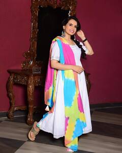 Taarak Mehta फेम Priya Ahuja ट्रेडिशनल आउटफिट में लगती हैं कमाल, दिलकश अदाएं देख फैंस का हो जाता है बुरा हाल