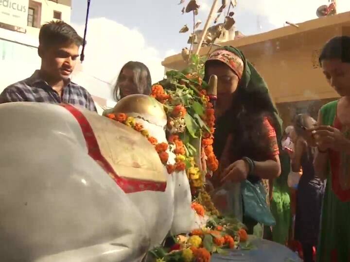सावन महीने के के पहले सोमवार को पटना के मंदिरों में भी श्रद्धालुओं की भारी भिड़ देखने को मिली. पटना के महादेव मंदिर में भारी भीड़ के बीच श्रद्धालुओं ने पूजा-अर्चना की.
