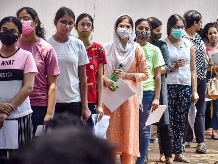 Kerala : girl student filed a police complaint  that she was asked to remove her innerwear before entering the examination hall NEET exam NEET Exam: ‘એક્ઝામ આપવી હોય તો પહેલા ઉતારો.....’ NEET પરીક્ષા પહેલા વિદ્યાર્થીનીઓ સાથે ગેરવર્તન, નોંધાયો કેસ