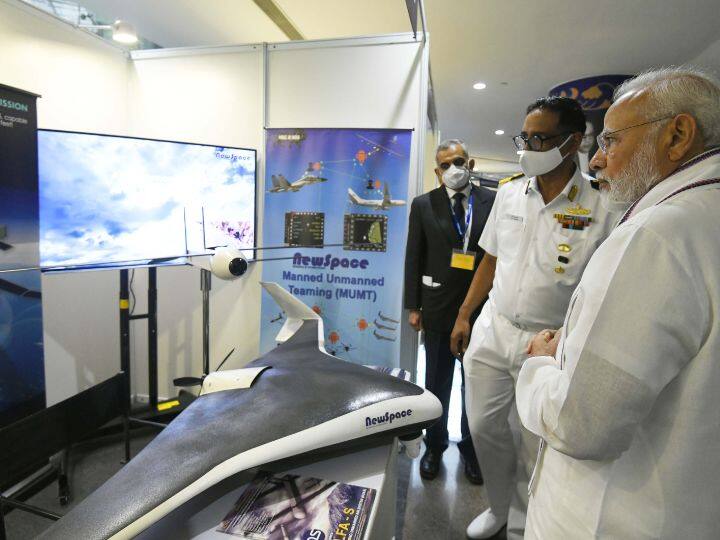 पंतप्रधान मोदी म्हणाले की, आपल्याकडे प्रतिभा आहे. जगाकडे असलेली 10 शस्त्रे घेऊन आपल्या सैनिकांना मैदानात उतरण्यात काही अर्थ नाही, मी हा धोका पत्करू शकत नाही. माझ्या जवानाकडे ते शस्त्र असेल, ज्याचा विरोधक विचारही करणार नाही. मोदी म्हणाले की, भारत जागतिक स्तरावर स्वत:ला प्रस्थापित करत असताना अपप्रचाराच्या माध्यमातून देशावर हल्ले होत आहेत.