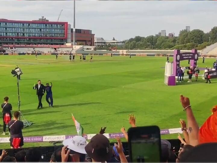 Rishabh Pant champagne to Ravi Shastri during ODI Series Wining Celebration against England Watch: ऋषभ पंत ने रवि शास्त्री को थमाई शैम्पेन की बोटल, जीत के जश्न में दिखा यह दिलचस्प नजारा