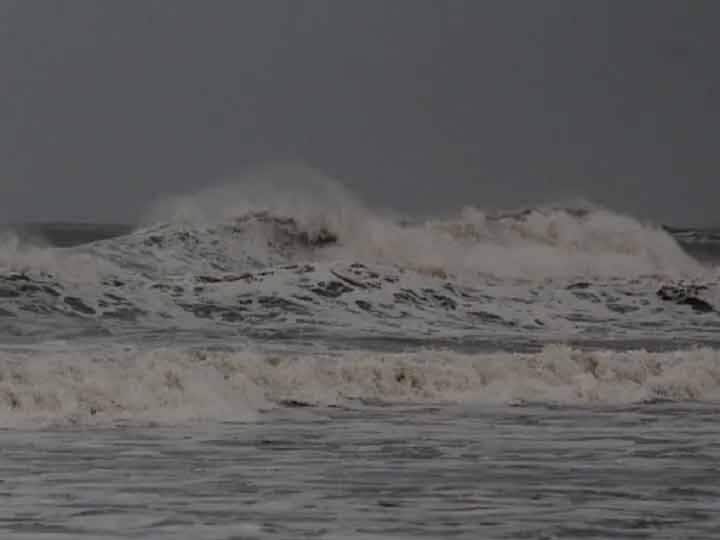 Gujarat Storm 70 km from coast likely to move towards Oman Meteorological Department advises fishermen Gujarat News: गुजरात तट से 70 किलोमीटर दूर तूफान, मौसम विभाग ने जताई ये आशंका, मछुआरों को दी सलाह
