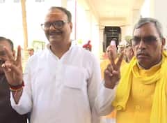 Presidential Polls: ब्रजेश पाठक के साथ विक्ट्री साइन दिखाते ओम प्रकाश राजभर की इस तस्वीर ने मचाई हलचल, जानिए- इसके मायने