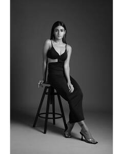 Shalini Pandey Hot Pics: షాలిని పాండే గ్లామర్ ట్రీట్ - బ్లాక్ అండ్ వైట్ ఫోటోల్లో ఫుల్ పటాస్ 