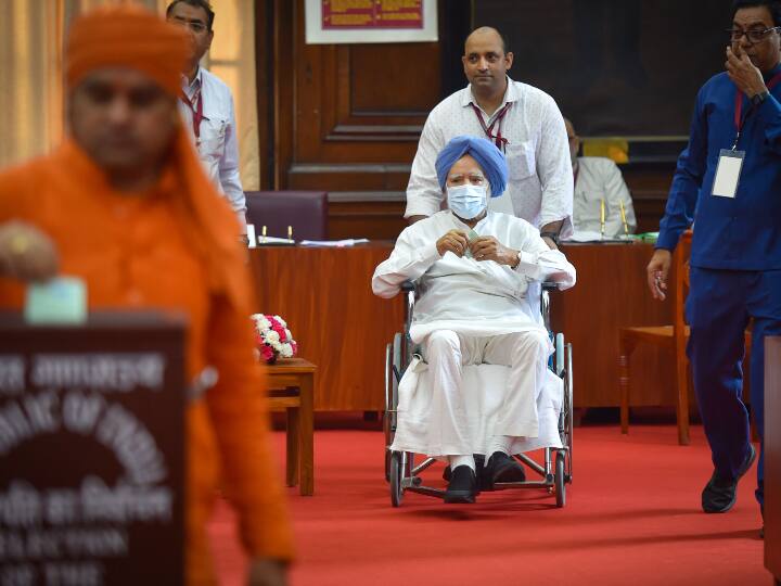 यूथ कांग्रेस के अध्यक्ष श्रीनिवास बीवी ने ट्वीट कर कहा, ''खराब स्वास्थ्य के बाबजूद अपनी लोकतांत्रिक जिम्मेदारी निभाने के लिए संसद पहुंचे सरदार मनमोहन सिंह जी हम सभी के लिए प्रेरणा है. ईश्वर उन्हें बेहतर स्वास्थ्य एवं लंबी आयु प्रदान करें.''