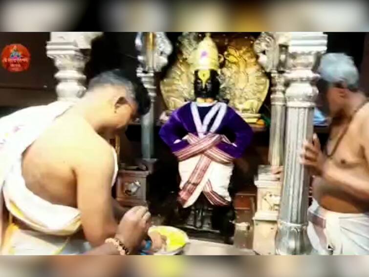 Ashadhi Wari 2022 Prakshaal Pooja of Vithuraya marathi news Ashadhi Wari 2022 : आषाढी यात्रेनंतर विठुरायाचा थकवा दूर करण्यासाठी प्रक्षाळ पूजा; 18 दिवसानंतर देवाचे राजोपचार सुरु