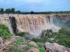 Bundi News: भीमलत झरने का लुत्फ उठा रहा था परिवार, तभी बरसात के पानी से आया उफान, बाल-बाल बचे