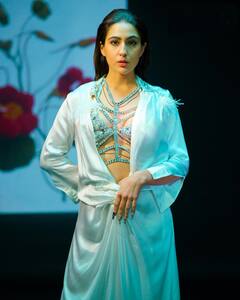 Sara Ali Khan Pics: शिमरी व्हाइट आउटफिट में सारा अली खान ने दिया स्टनिंग पोज़, ग्लैमरस लुक उड़ा देंगे आपके होश