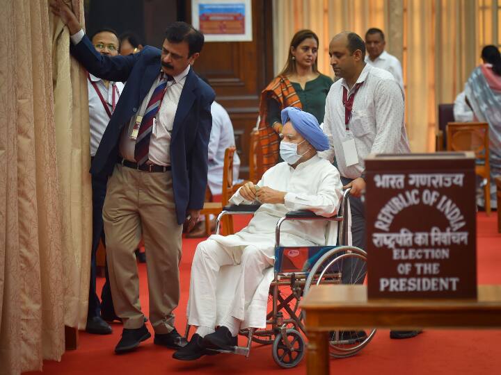 संसद भवन में राष्ट्रपति चुनाव के लिए मतदान सोमवार सुबह दस बजे शुरू हुआ था. इस दौरान प्रधानमंत्री नरेंद्र मोदी ने सबसे पहले अपने मताधिकार का इस्तेमाल किया. उनके बाद भारतीय जनता पार्टी (बीजेपी) के राष्ट्रीय अध्यक्ष जे पी नड्डा ने वोट डाला.