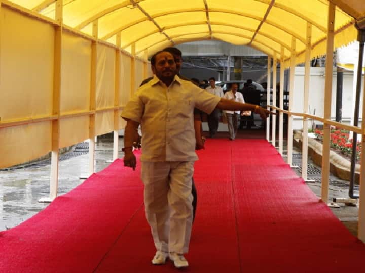 Shiv Sena Uddhav Thackeray camp leader Ramdas Kadam tenders resignation Maharashtra Yogesh Kadam Eknath Shinde BJP Another Blow To Uddhav Thackeray Camp As Shiv Sena Leader Ramdas Kadam Tenders Resignation