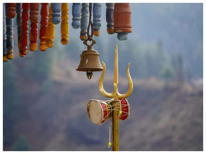 रंगपुरी का मंगल महादेव बिरला कानन मंदिर: यह दिल्ली के नए मंदिरों में से एक है. यहां की सुंदरता और पॉजिटिव एनर्जी बार बार भक्तों को आने पर मजबूर कर देती है. आप आज यहां भालेबाबा के दर्शन के लिए जा सकते हैं. मंदिर का निर्माण 1994 में दिवगंत प्रधानमंत्री अटल बिहारी वाजपेयी की उपस्थिति में कराई गई थी.