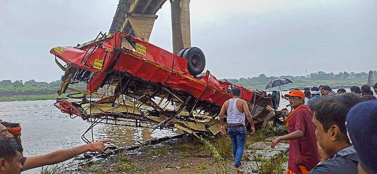 Madhya Pradesh Bus Fell into Narmada river in Dhar District 13 People Died So Far Madhya Pradesh Bus Accident: নদীতে পড়ল যাত্রীবোঝাই বাস, মর্মান্তিক দুর্ঘটনা মধ্যপ্রদেশে